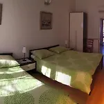Ana *